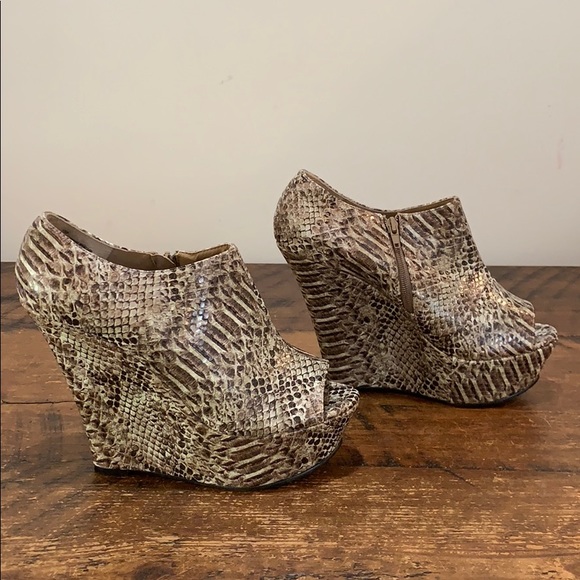 Hot Tomato Shoes - Hot Tomato Snakeskin Open Toe Platform Shoes -NEW